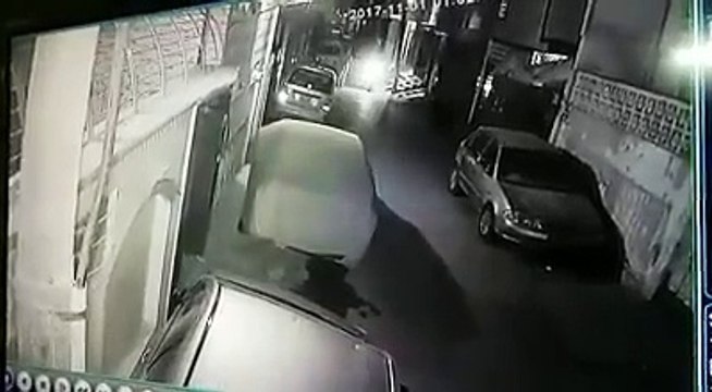 کراچی ایف۔بی ایریا بلاک 17 میں ہونے والے اسٹریٹ کرائم کی ویڈیو