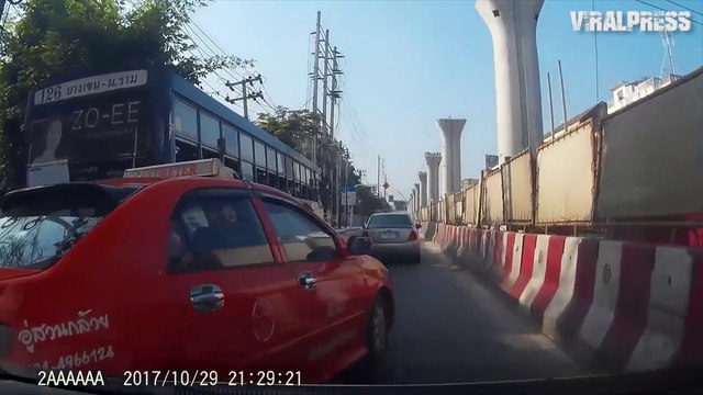 Taxi Driver Shunts Car Then Threatens Driver With Jack Lift