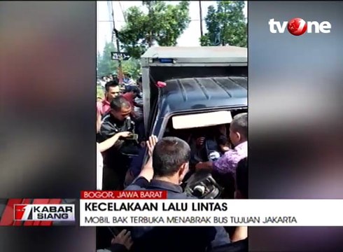 Detik-detik Evakuasi Tiga Korban Kecelakaan di Puncak Bogor
