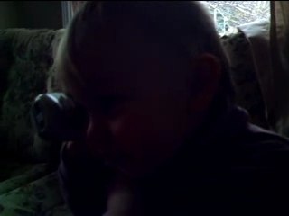 Anthony parle au téléphone a son arriere grand mere