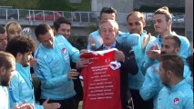 Ali Ağaoğlu, Ampute Futbol Milli Takımı’na Dairelerini Teslim Etti