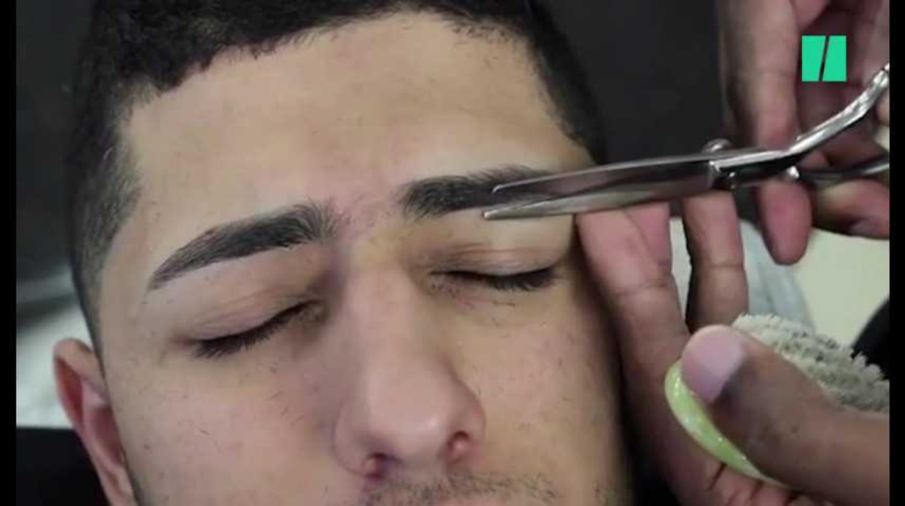 Ce barbier s'occupe de vous jusqu'aux sourcils