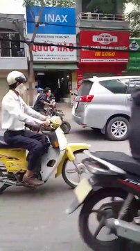 Un scooteriste s’amuse à exploser les rétroviseurs des voitures