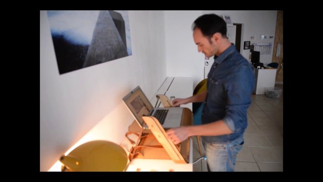 Un bureau modulable et mobile en bois recyclé et cuir, made in Saône-et-Loire