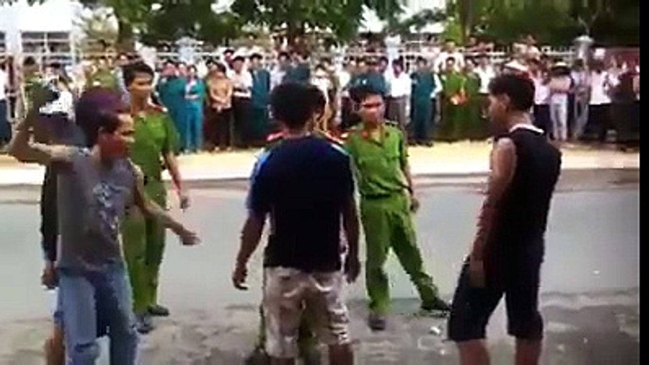 Giờ Mới Biết Võ Thuật Của Công An Như Thế Nào Khi Đánh Với  Mấy Thằng  Giang Hồ
