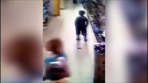 Un gamin sans gêne vient faire caca dans les allées d'un supermarché