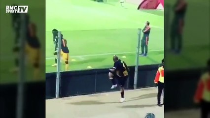 Un fan bedonnant s'échauffe avec les joueurs du Kaizer Chiefs