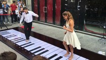 Jouer du piano.. pieds nus dessus dans la rue ! Panthère Rose