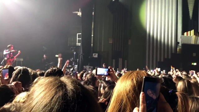 Harry styles arrête son concert pour aider une spectatrice qui se sent mal dans le public !