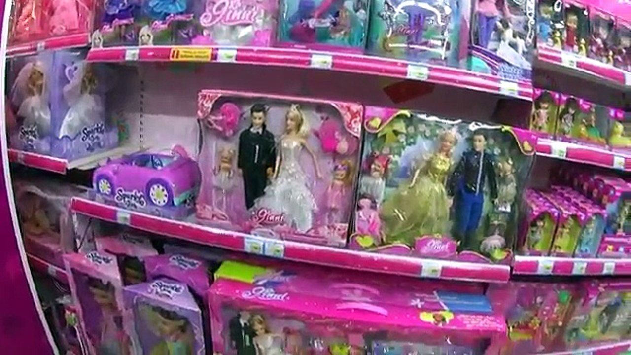 Алиса выбирает подарок для подружки Теи !! Alice chooses a gift for a friend Coach for Barbie