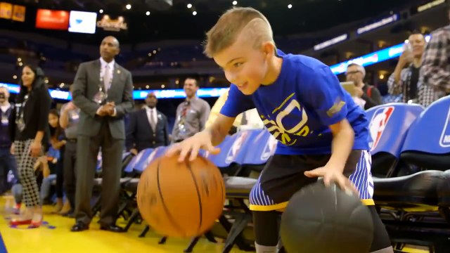 超狂! 11歲的小男孩 運球跟萌神Curry一樣神! 11 Year Old Kid Shows Off His Handles on Warriors Ground