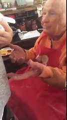 Âgé de 105 ans, il rencontre pour la première fois son arrière-petit-fils, un moment émouvant !