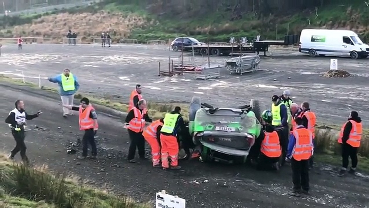 Un pilote de Rallye rate un saut et termine sur...