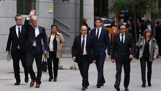 Каталонских лидеров взяли под стражу