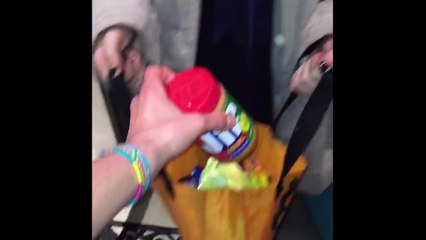 Il trolle les enfants pour Halloween