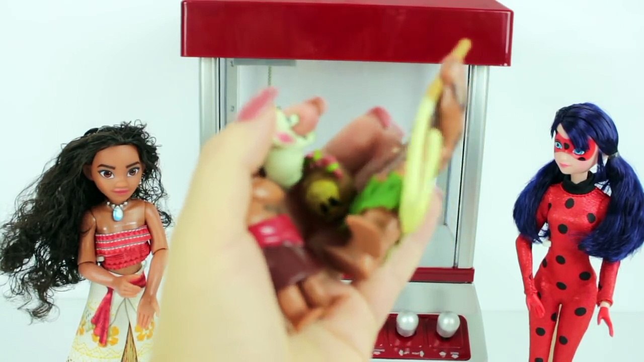 MOANA VS LADYBUG NA MAQUINA DE GARRA! MIRACULOUS AS AVENTURAS DE LADYBUG EM PORTUGUES