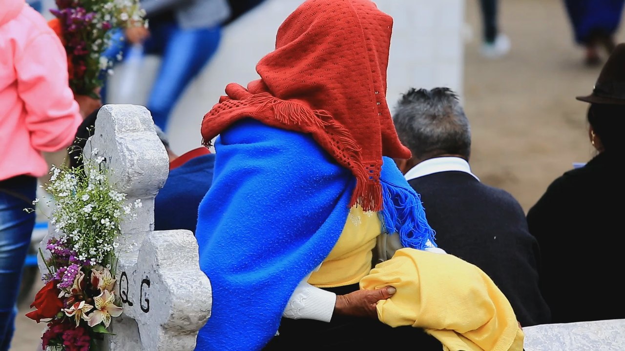 Oraciones, nostalgia, música y comida se conjugan en cementerios ecuatorianos