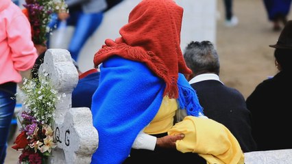 Oraciones, nostalgia, música y comida se conjugan en cementerios ecuatorianos