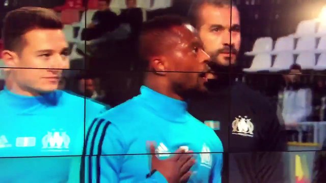 Patrice Evra pète un plomb et frappe un supporter