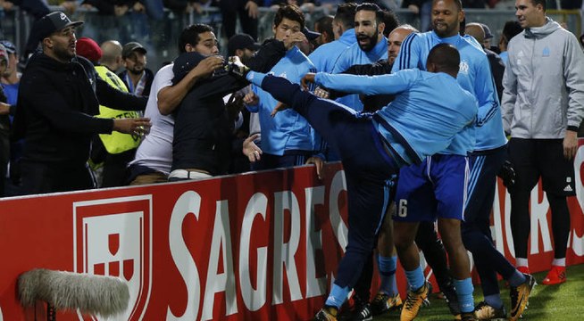 Patrice Evra pète les plombs et frappe un supporteur de l'OM.