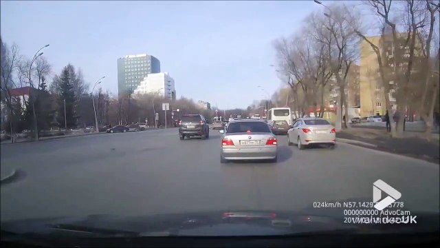 Elle se fait percuter par une voiture mais continu sa route... Normal!