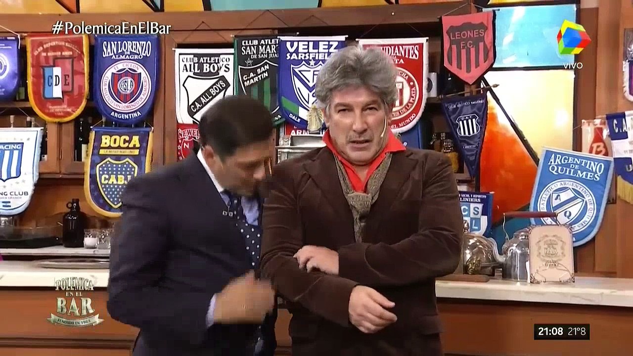 Albertito como "Nino Bravo" en Polémica en el Bar