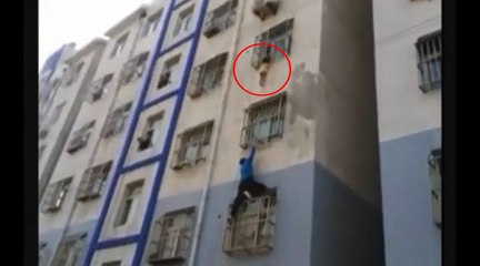 Il escalade la façade d'un immeuble pour sauver un bébé.