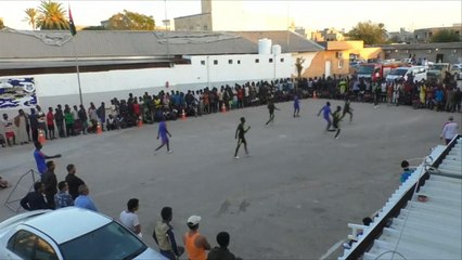 كرة القدم في مراكز احتجاز مهاجرين غير نظاميين