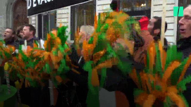 IPhone X : Des militants d’Attac débarquent devant un Apple Store parisien avec un gigantesque gâteau pour dénoncer 10 ans d’évasion fiscale