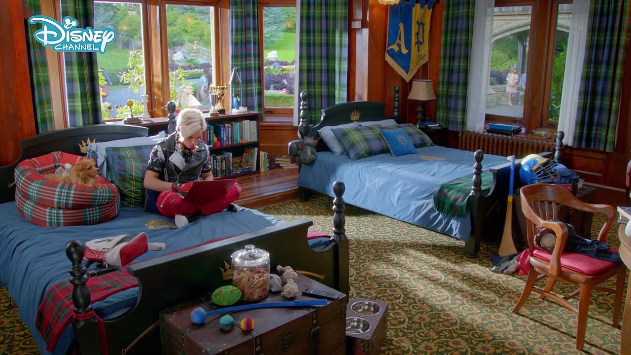 Descendants 2 _ Behind the Scenes With Dizzy _...