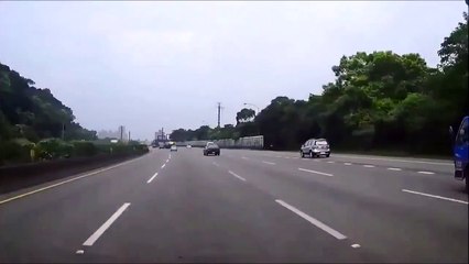 Un idiot en Ferrari fait perdre le contrôle à une Nissan GT-R
