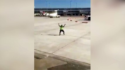 Cet employé prend le tarmac pour une piste de danse !