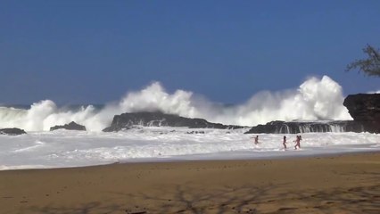 Des touristes s'amusent avec de grosses vagues