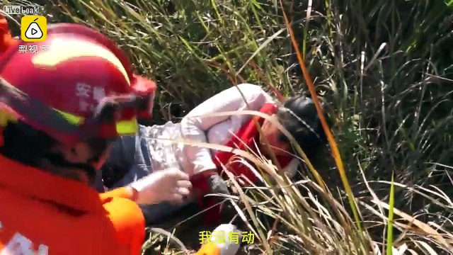 Elle se coince la main dans un piège à loup... Très douloureux