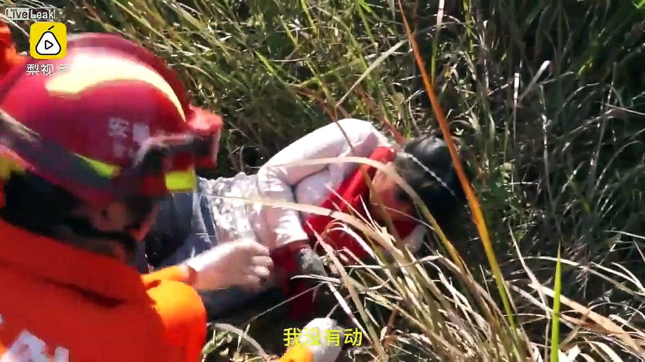 Elle se coince la main dans un piège à loup... Très douloureux