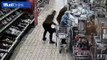 La caméra de sécurité d’un supermarché a filmé deux voleurs en train de s’attaquer à une dame âgée de 87 ans !
