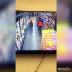 Il met la main aux fesses à une femme mais va vite le regretter