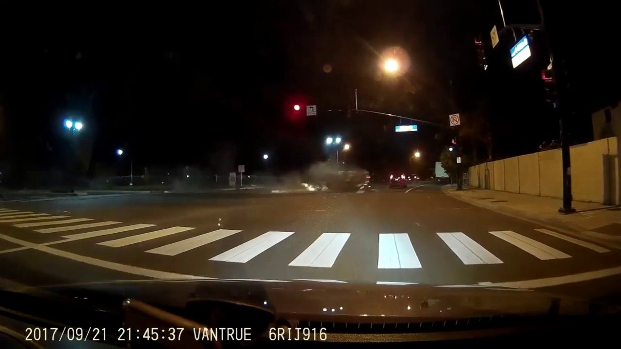 Cette voiture s'envole par-dessus le trottoir de nuit !