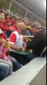 Il décrit en direct un match de foot à son fils aveugle au stade !