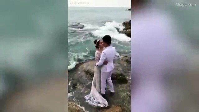 Rrëzohen keq nga vala derisa po realizonin fotografinë e martesës