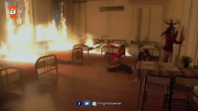 Kırgın Çiçekler alevlerin içinde!(Son Sahne) - Kırgın Çiçekler 88.Bölüm (Sezon Finali)