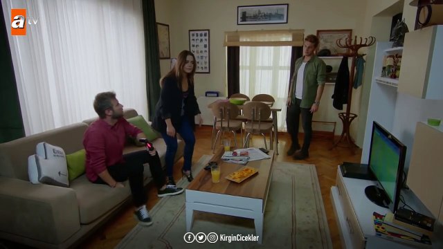 Feride ile Toprak’ın oyun konsolunda futbol maçı! - Kırgın Çiçekler 94.Bölüm