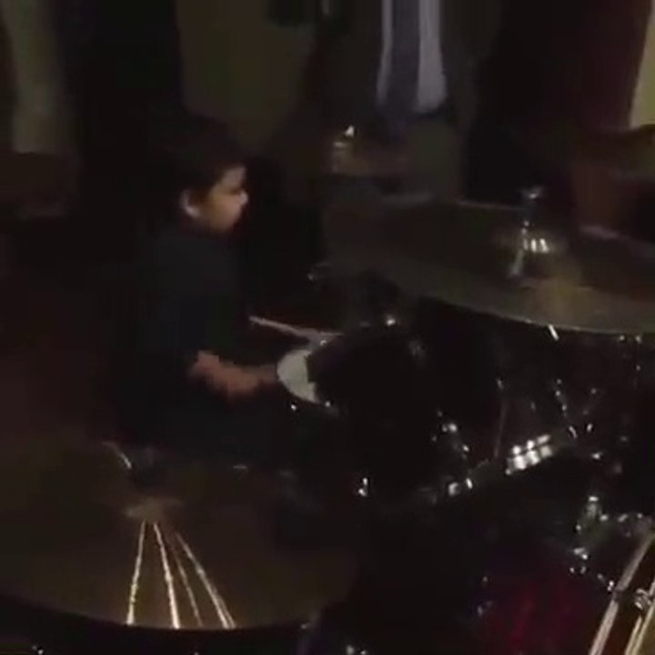 A 3 ans il joue de la batterie comme un dieu... Futur star de la musique