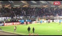 Futbollisti Evra godet me shkelm ne koke nje fans perpara fillimit te ndeshjes (360video)