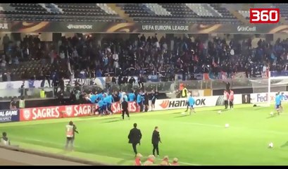 Futbollisti Evra godet me shkelm ne koke nje fans perpara fillimit te ndeshjes (360video)