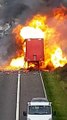 Un camion plein de bombes aérosols prend feu et explose en pleine route