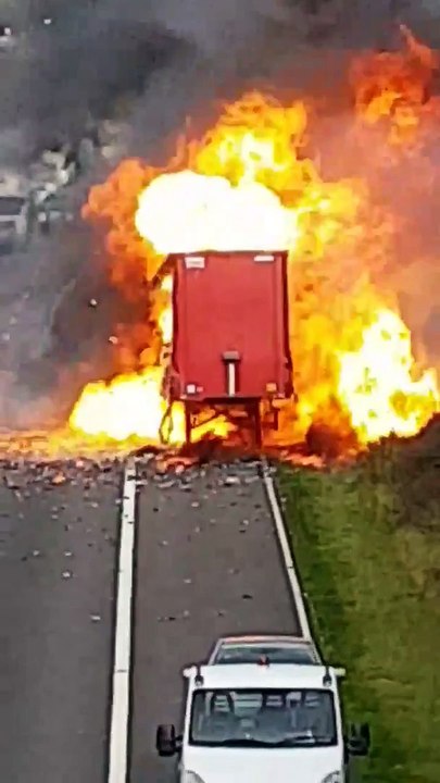 Un camion plein de bombes aérosols prend feu et explose en pleine route