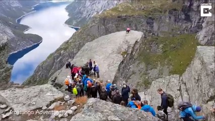 Des centaines de personnes font la queue pour photographier un rocher