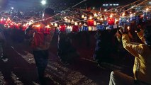 Les Birmans assistent au festival de ballons de Taunggyi