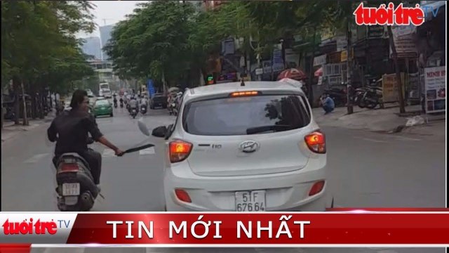 Scootériste avec une machette vs Rétroviseurs